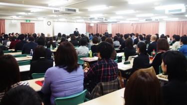 【開講式の様子】 大教室を埋め尽くす人数です!