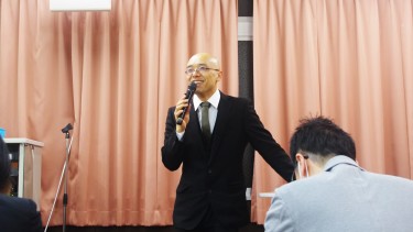 配布物の説明を行う片桐先生 社会福祉士養成科