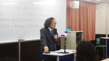 勉強の方法や 説明している荻原先生