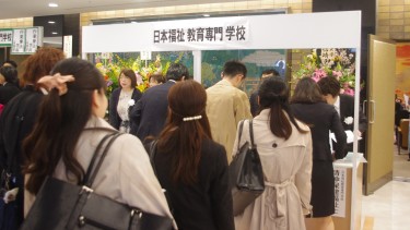 まずは受付で次第などを受け取って入場します。