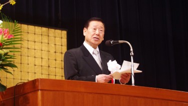 式辞を述べる、学校法人敬心学園 小林理事長