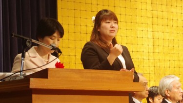 1,000人を超える大舞台でも堂々と手話の同時通訳を行います。