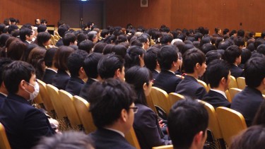 祝辞を聞く新入生たち。真剣です。
