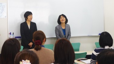 笑顔で新入生を迎える平野先生 (音楽療法士・社会福祉学科学科長) と有薗先生(手話通訳士)