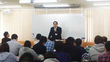 これから始まる授業や学校生活などについて説明する ソーシャル・ケア学科佐藤先生