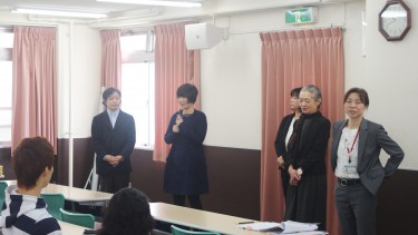 自己紹介する介護福祉学科の先生たち