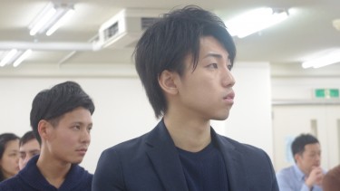 先輩の実体験に真剣に耳を傾ける新入生
