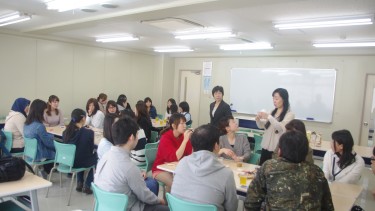 2年生と1年生が楽しく懇談♪ 先生も輪に入ります。