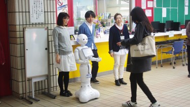 Pepperに早速近付く学生