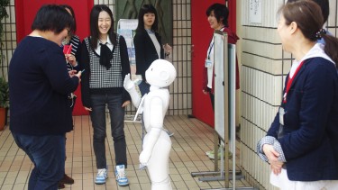 どんどん学生がPepperのもとに集まってきます