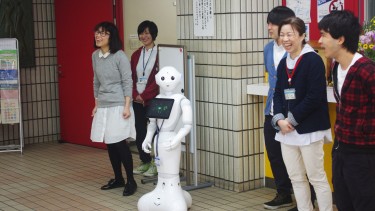 介護福祉学科の学生と教職員とPepperが一緒に皆さんをお迎え