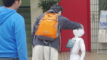 頭をナデナデ