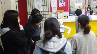 学生たちがたくさんPepperに集まります