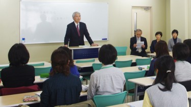 受講生の皆さんは少し緊張した面持ちです。
