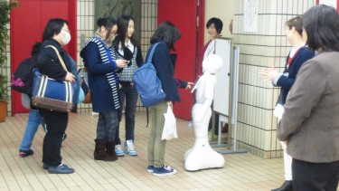 学生の皆さんもPepperに興味津津です。