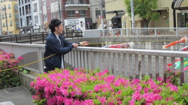 両岸から引っ張って