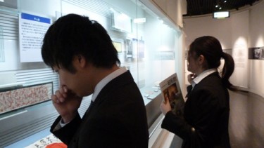6階、7階が常設展示ゾーン。 他の階には図書室、映像視聴室もあります。
