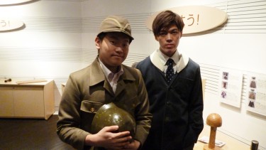 こちらは、戦争中の「国民服」「もんぺ」と呼ばれた服を着る体験コーナー。