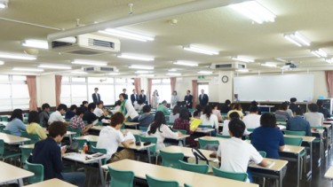座学の授業も視察されました