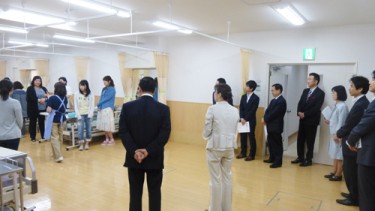介護実習室で介護福祉学科の実技の授業を視察