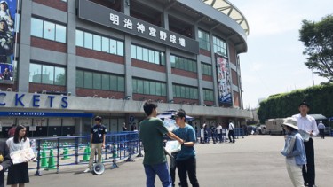 球場前で販売されている様子