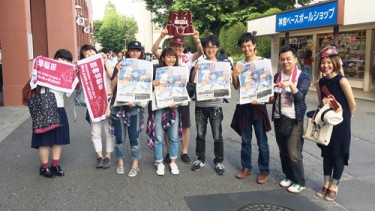 販売をしていた学生の皆さんと記念写真