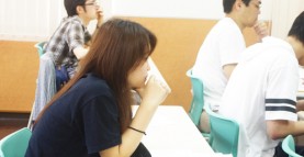 真剣に先輩の現場の話を聞く様子