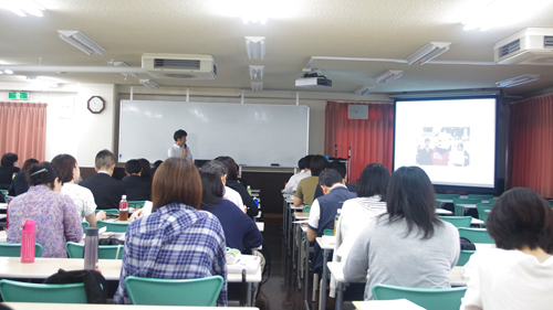 講義に集中する学生たち