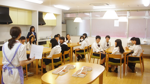 介護福祉学科長 八子先生より体験プログラムの説明を聞く高校生のみなさん