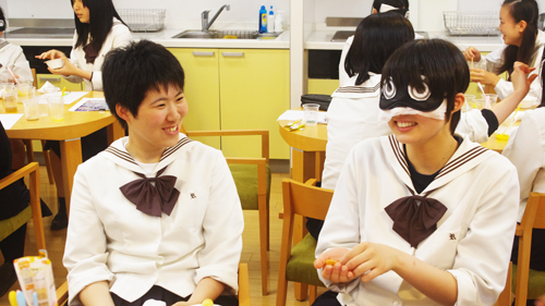 さて、何を食べているか分かるでしょうか?見て食べる時と違いはあるでしょうか?