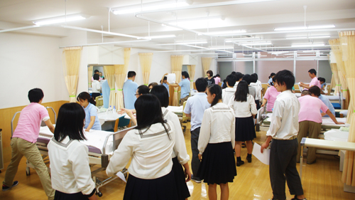 介護福祉学科1年生のベッドメイキング見学中!