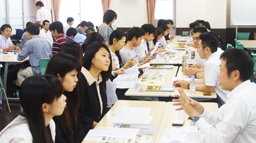 熱心に説明を聞く学生たち