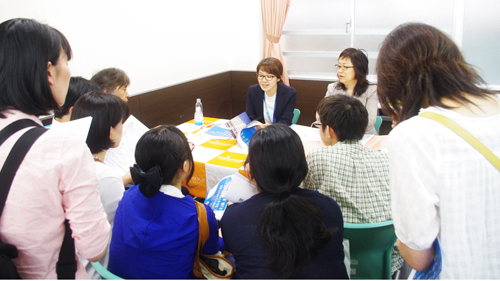 介護職ブースにもたくさんの学生が