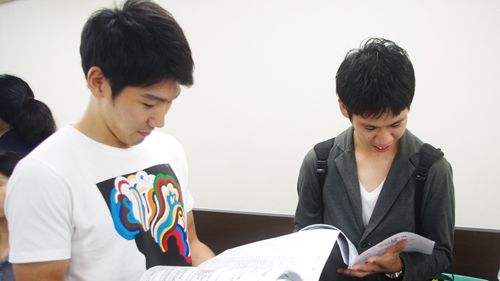 求人内容などを冊子で確認して、 どこの法人様の話を聞こうか相談している学生