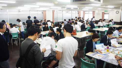 話を聞きたい法人様のブースに移動して話を聞きます。