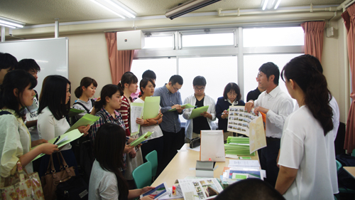 相談職のブースに溢れる学生たち