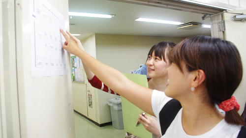 話を聞きたい法人様のブースの位置を マップで確認している学生
