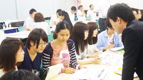 学生の皆さん、真剣です。