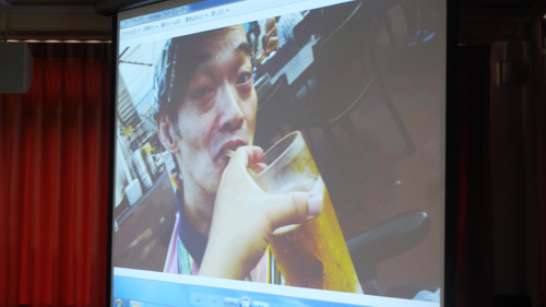 美味しそうにビールを飲む松兼さん