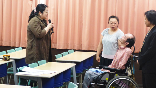 学生の質問にもユーモアのある回答をする松兼さん。さすが作家さんです!