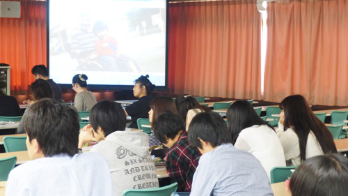 講義に集中する学生