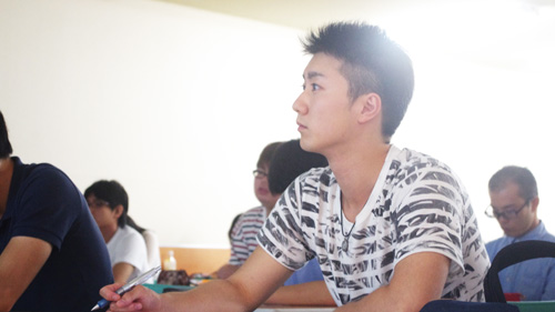 貴重なお話に耳を傾ける学生