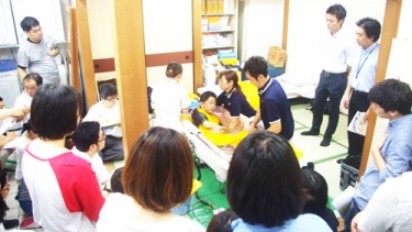間近で見るプロの仕事に興味津々!