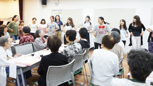 踊りや手話、たくさん練習しました!