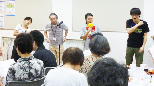 学生と高齢者のみなさんが一緒に歌える曲を用意しました!