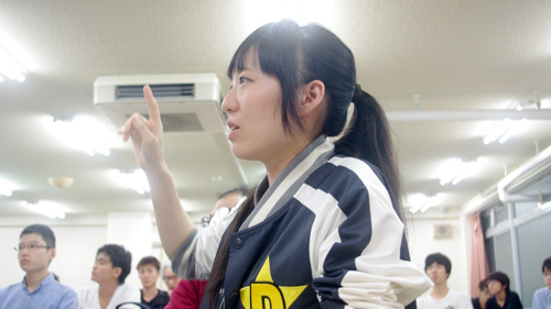 質問をする学生