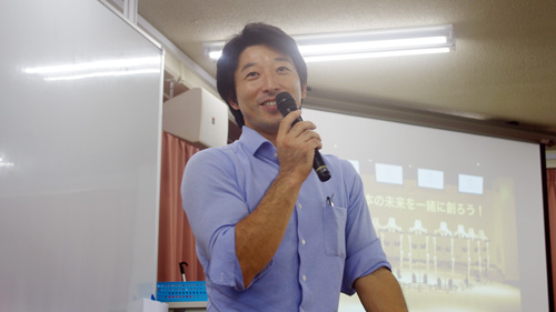 質問に笑顔で回答する久野先生