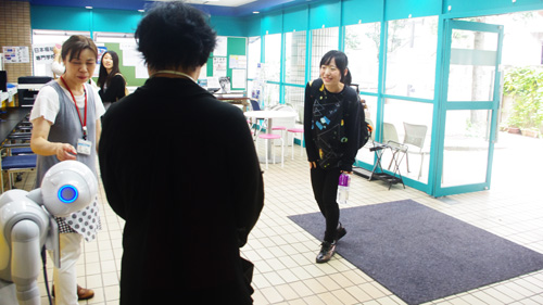 学生もPepperに挨拶してくれます♪
