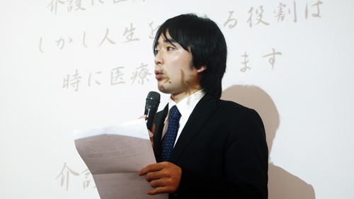 お礼を述べる学生