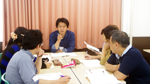 意見を出し合う参加者